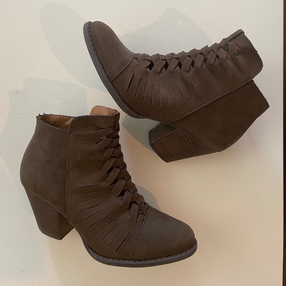 Olive green side-zip booties/ankle boots with chunky heel - Picture 1 of 6
